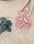 Doudou lapin rose poudré Lapin DOUDOU – idéal en cadeau de naissance