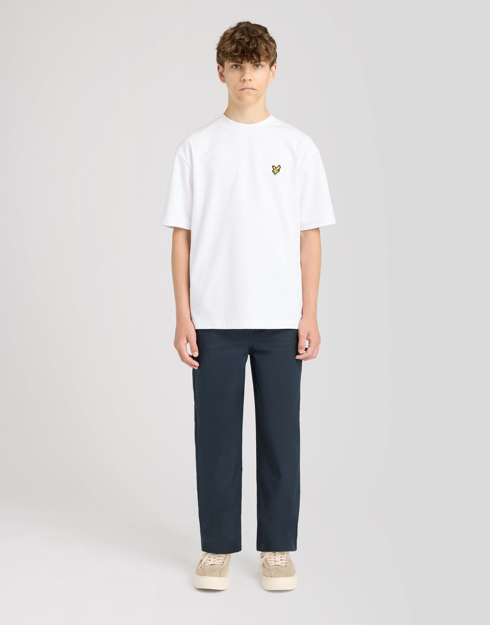 Pantalon garçon Every Day Dark Navy Lyle & Scott, porté vu de face
