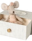 Dance mouse in daybed, Little sister